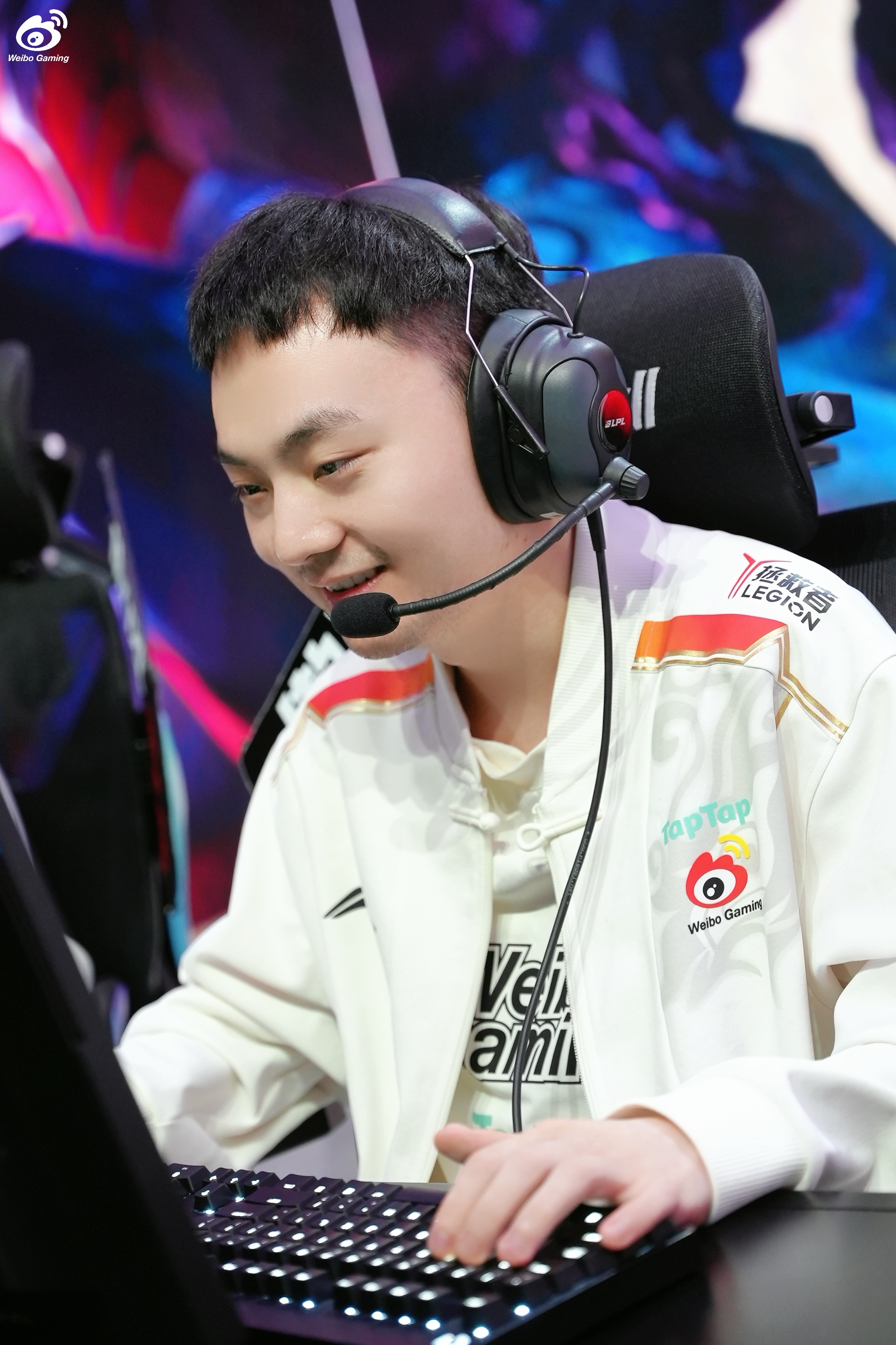 开云下载-WBG血洗V5，Zeus关键团战开团秒人宿敌对决淘汰赛，留下经典瞬间