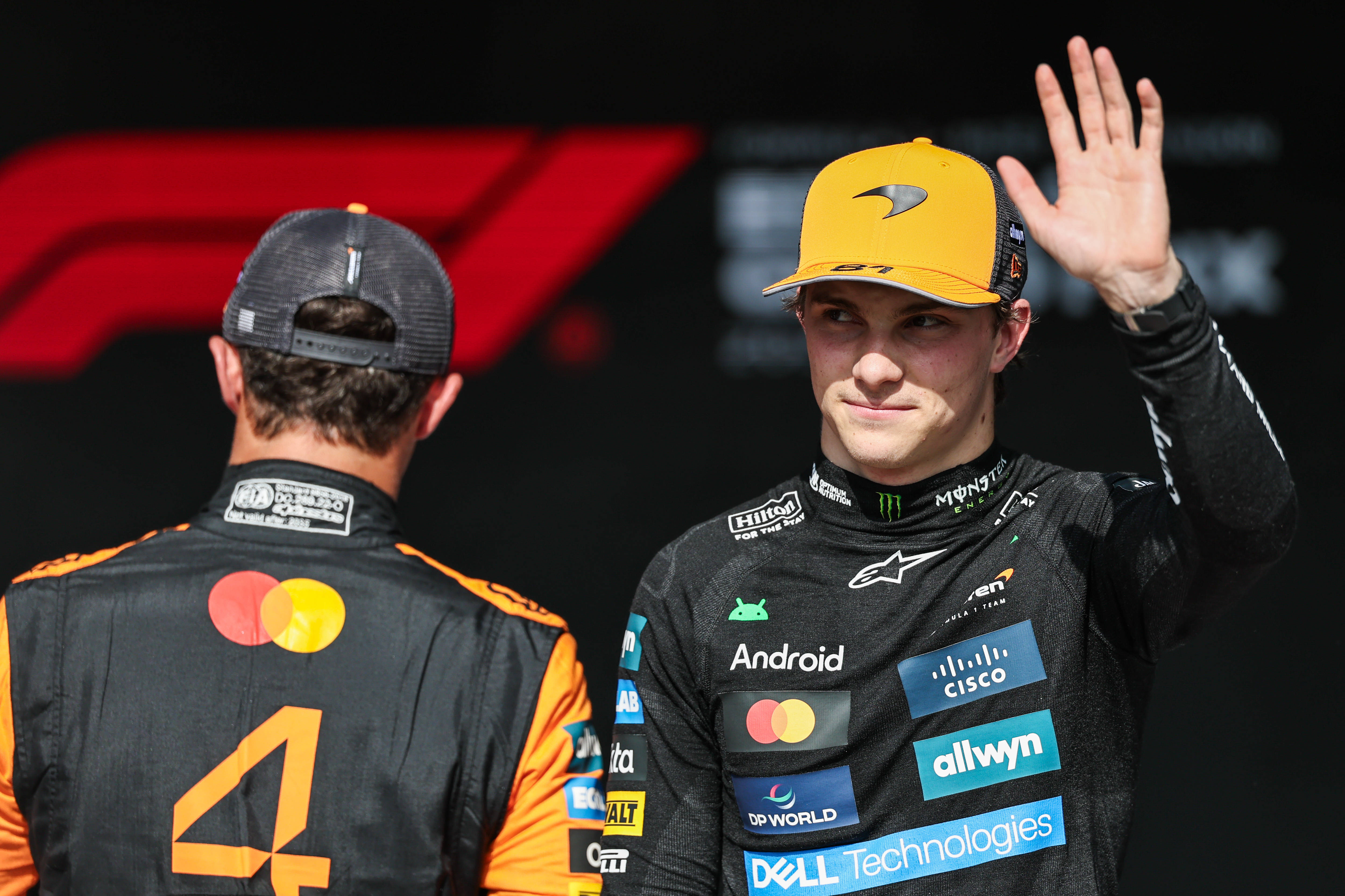 包含迈凯伦逆转红牛车队，塞恩斯关键制胜的词条